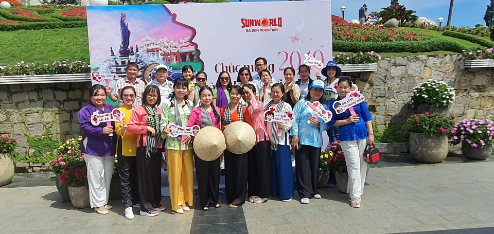 Công đoàn Cơ sở Sở Công Thương tỉnh Bến Tre tổ chức hoạt động Kỷ niệm 93 năm ngày Phụ nữ Việt Nam 20/10 và phối hợp tổ chức về nguồn tại tỉnh Tây Ninh
