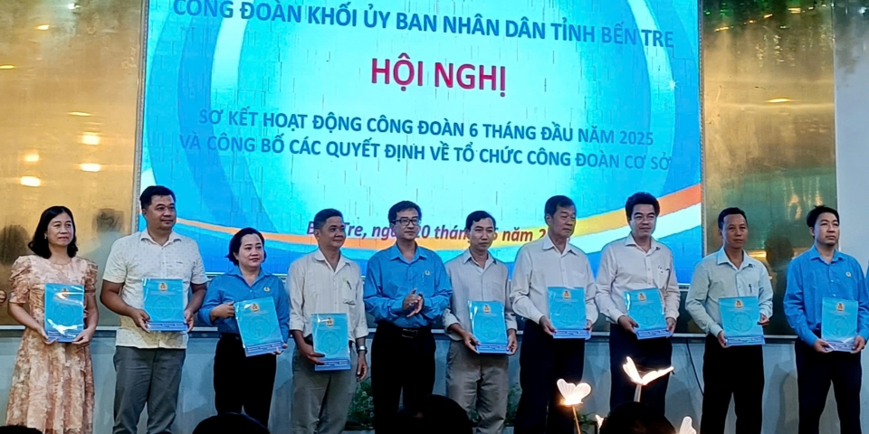 Sơ kết hoạt động công đoàn và  công bố các quyết định về tổ chức công đoàn cơ sở