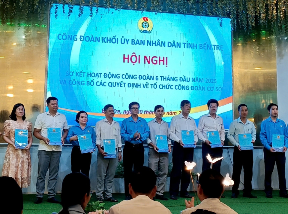 Sơ kết hoạt động công đoàn và  công bố các quyết định về tổ chức công đoàn cơ sở
