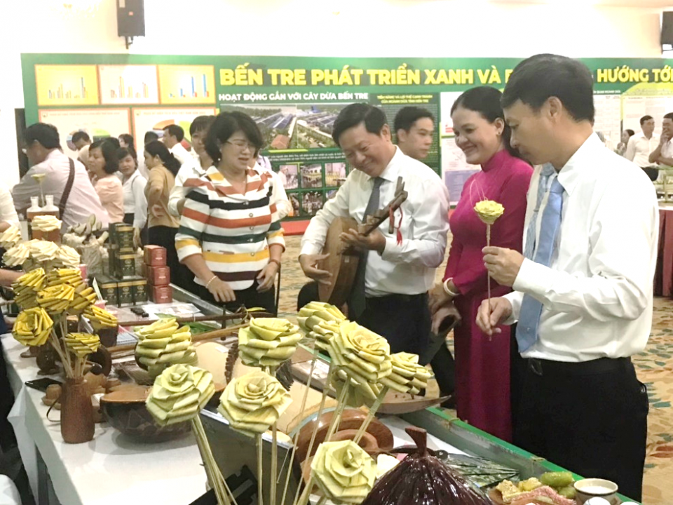 Trưng bày và triển lãm thành tựu ngành dừa tại Hội thảo khoa học  ngành dừa “Bến Tre phát triển xanh và bền vững hướng tới net zero”