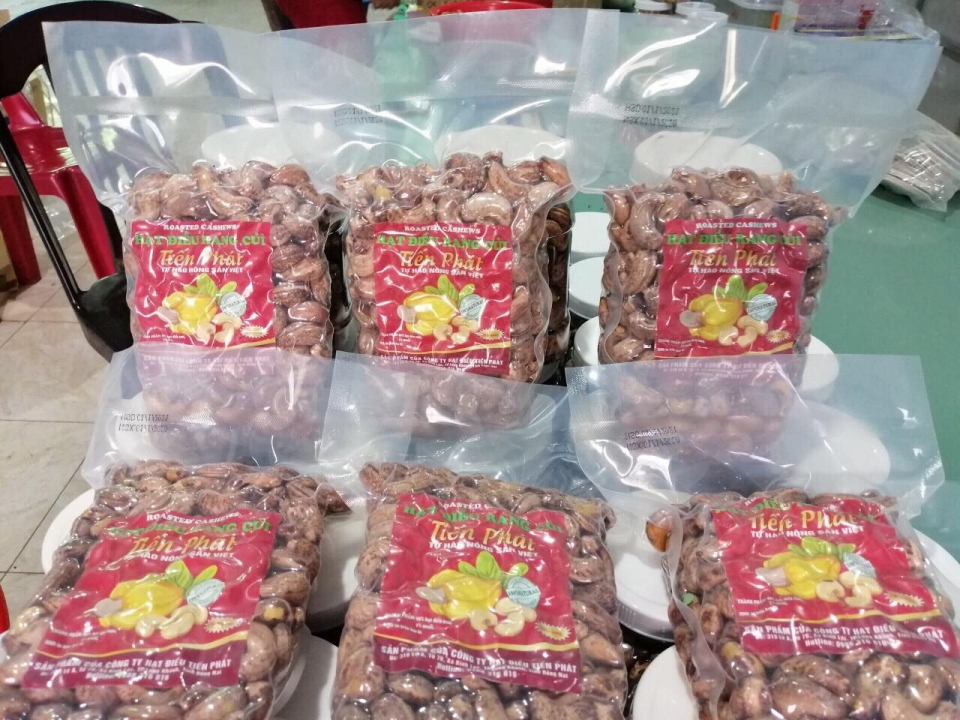 Hỗ trợ kết nối tiêu thụ sản phẩm hạt điều, đậu phộng tẩm gia vị của cơ sở Tiến Phát Long Khánh
