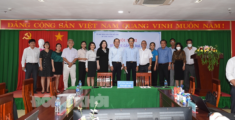 Hội nghị trực tuyến Bến Tre gặp gỡ Đại sứ Việt Nam nhằm xúc tiến thương mại ngành dừa