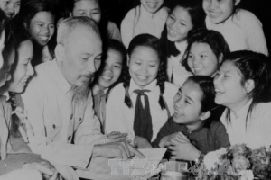 Tự học và học tập suốt đời là luận điểm quan trọng trong tư tưởng Hồ Chí Minh về giáo dục. Bằng tấm gương học tập suốt đời, Bác đã để lại nhiều bài học và những chỉ dẫn quý báu, trong đó có những nội dung rất cơ bản mà chúng ta cần học tập và noi theo.