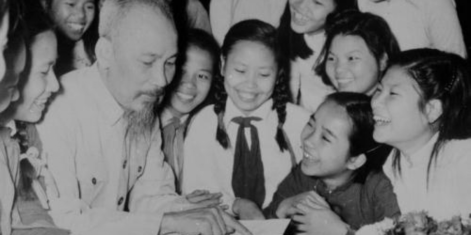 Tự học và học tập suốt đời là luận điểm quan trọng trong tư tưởng Hồ Chí Minh về giáo dục. Bằng tấm gương học tập suốt đời, Bác đã để lại nhiều bài học và những chỉ dẫn quý báu, trong đó có những nội dung rất cơ bản mà chúng ta cần học tập và noi theo.