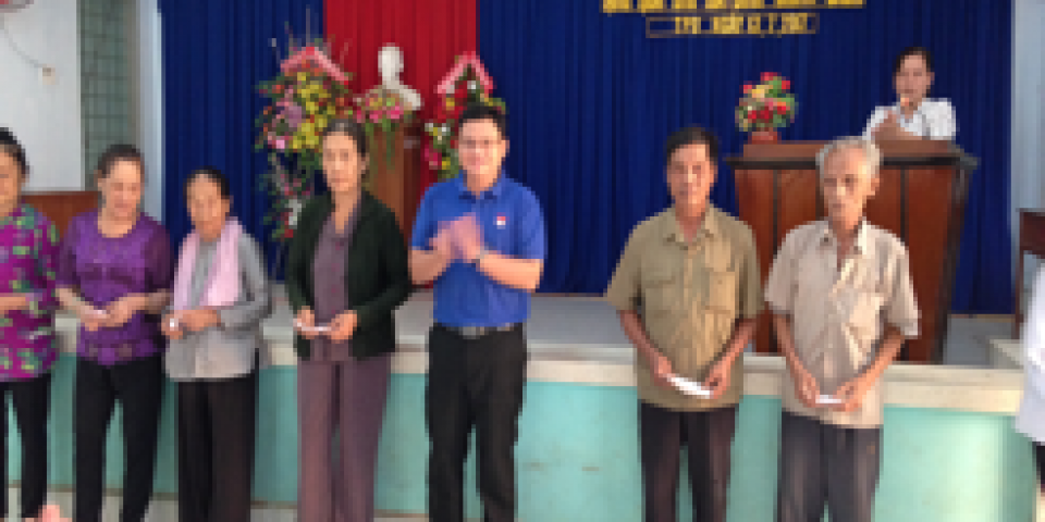 Trao tặng quà cho các gia đình chính sách nhân dịp kỷ niệm 70 năm ngày Thương binh Liệt sỹ (27/7/1947-27/7/2017)