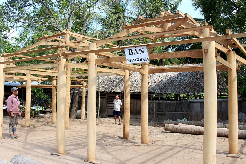 Nhà gỗ dừa thu hút khách tới mua