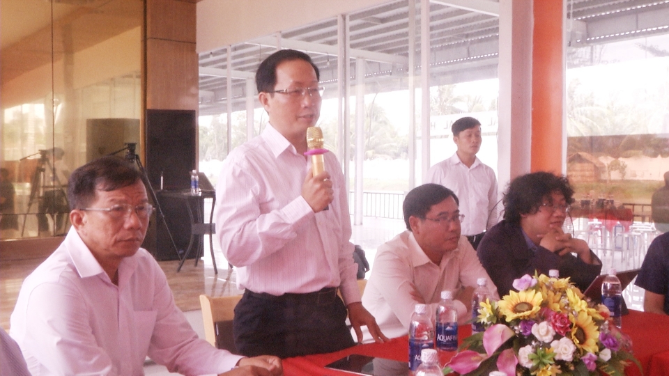 Đoàn công tác Trường Đại học Nguyễn Tất Thành cùng Trường Đại học Kỹ thuật và Thiết kế Singapore làm việc tại huyện Thạnh Phú về tình hình biến đổi khí hậu
