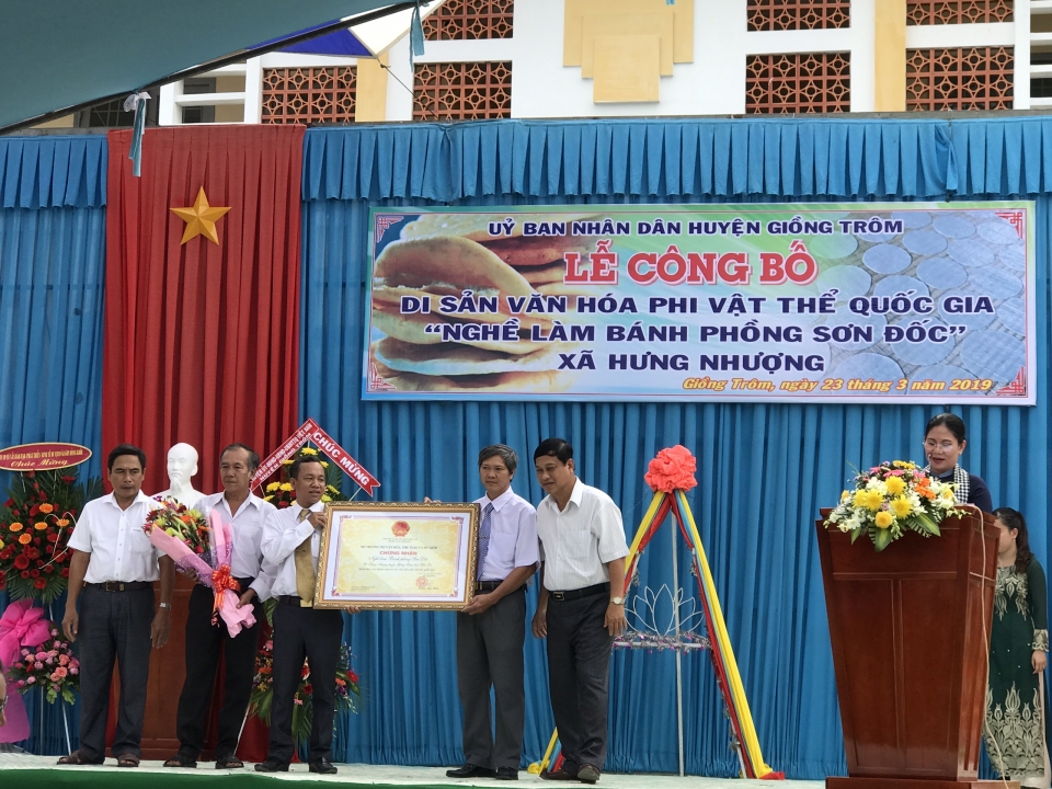 Giồng Trôm tổ chức lễ công bố và đón nhận bằng chứng nhận Di sản văn hóa phi vật thể quốc gia nghề làm bánh phồng Sơn Đốc
