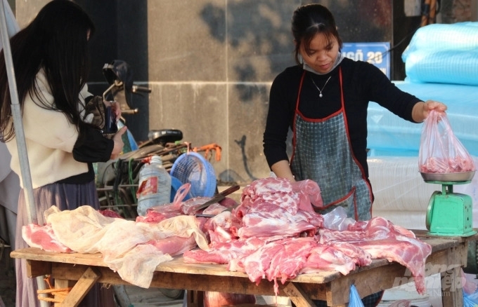 Thịt lợn rục rịch 'hạ sốt', giá thanh long, dưa hấu ấm dần