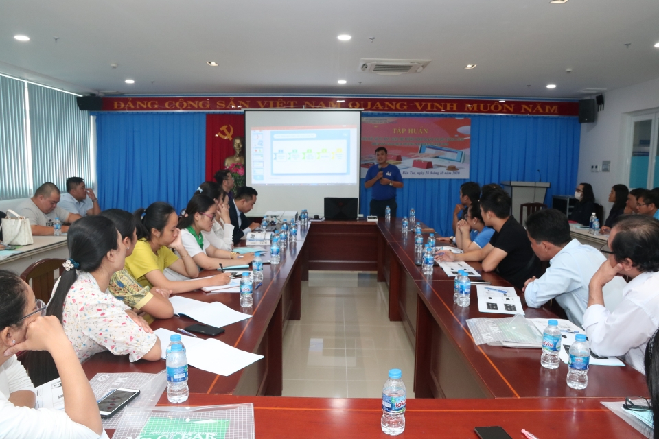 Lớp tập huấn "Chuyển đổi số và xây dựng hệ thống kinh doanh online thành công trên sàn giao dịch thương mại điện tử năm 2020"